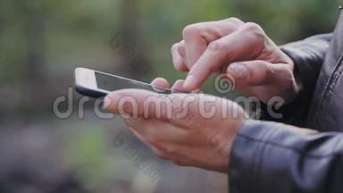 男人用手机，<strong>滚动照片</strong>，检查邮件。